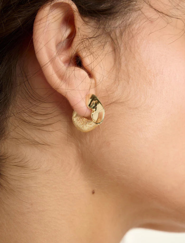 Wave Earrings Gold