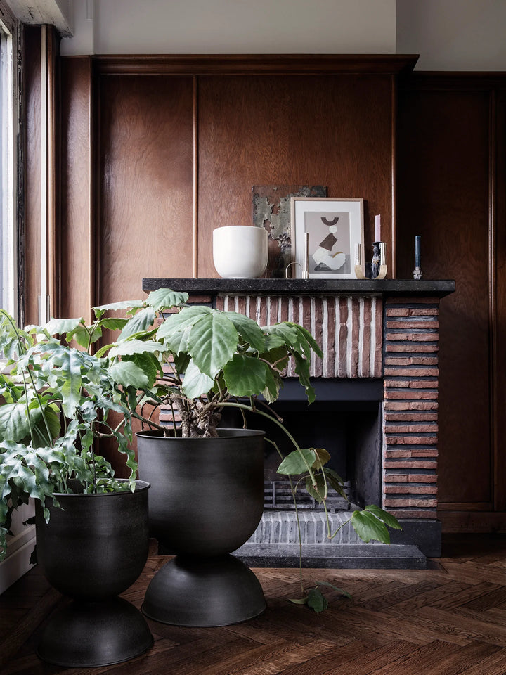 Hourglass Pot - Black (4 different sizes available)